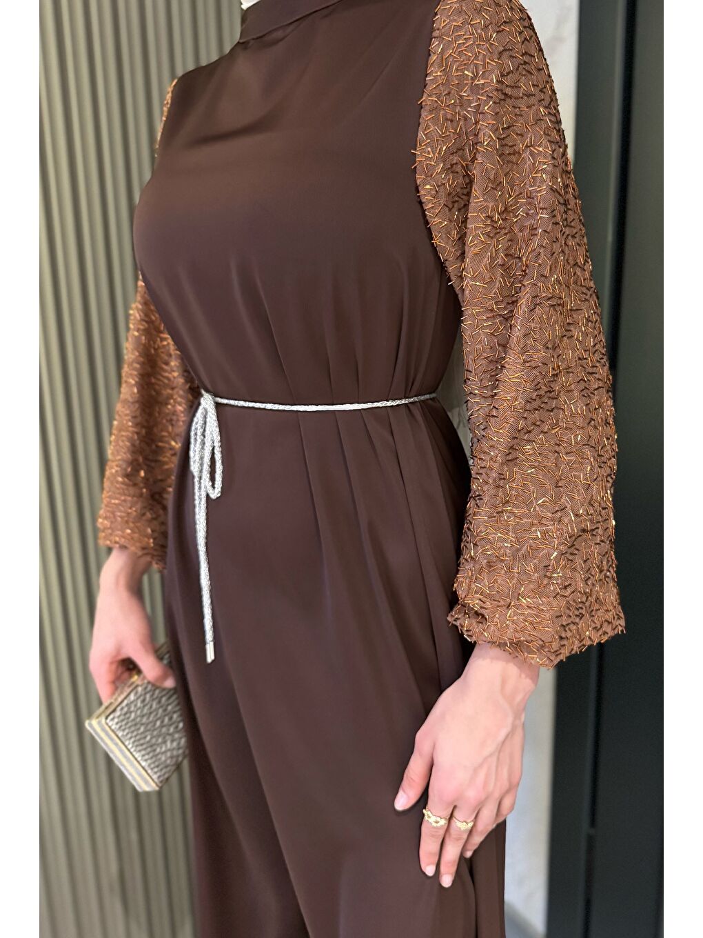 Kahverengi Kolları Güpürlü Taşlı Bel Bağcıklı Tesettür Saten Abiye Elbise-5