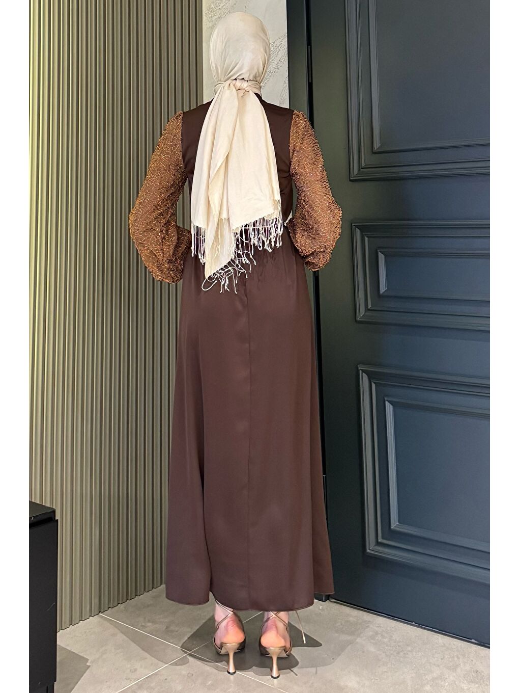 Kahverengi Kolları Güpürlü Taşlı Bel Bağcıklı Tesettür Saten Abiye Elbise-6