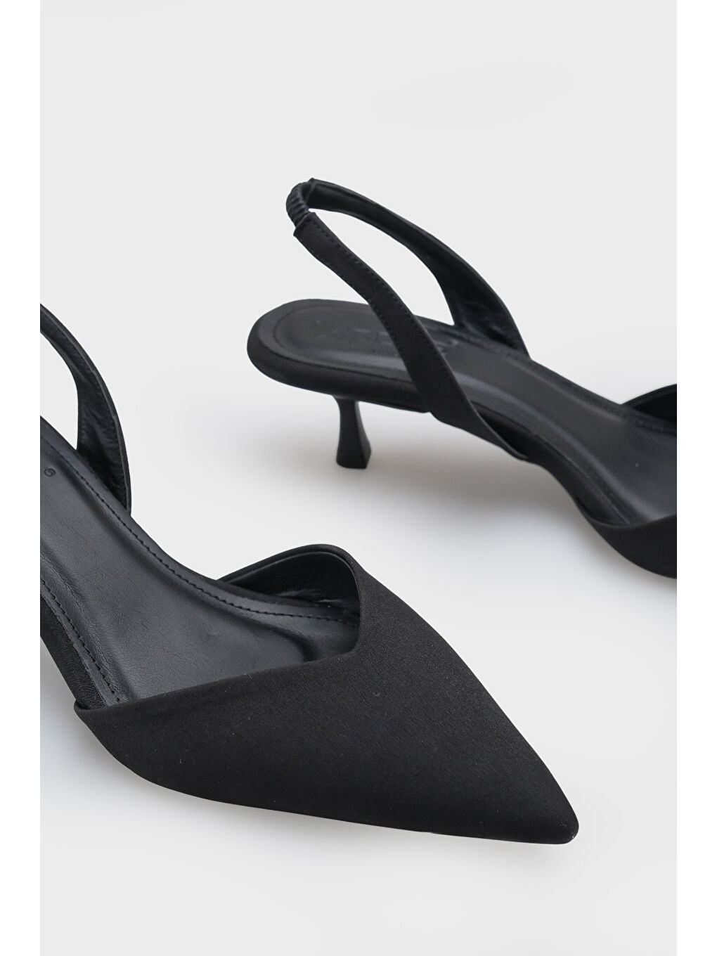 Siyah Esmerelda Sivri Burunlu Arkası Bantlı Orta Topuklu Kadın Ayakkabı-6