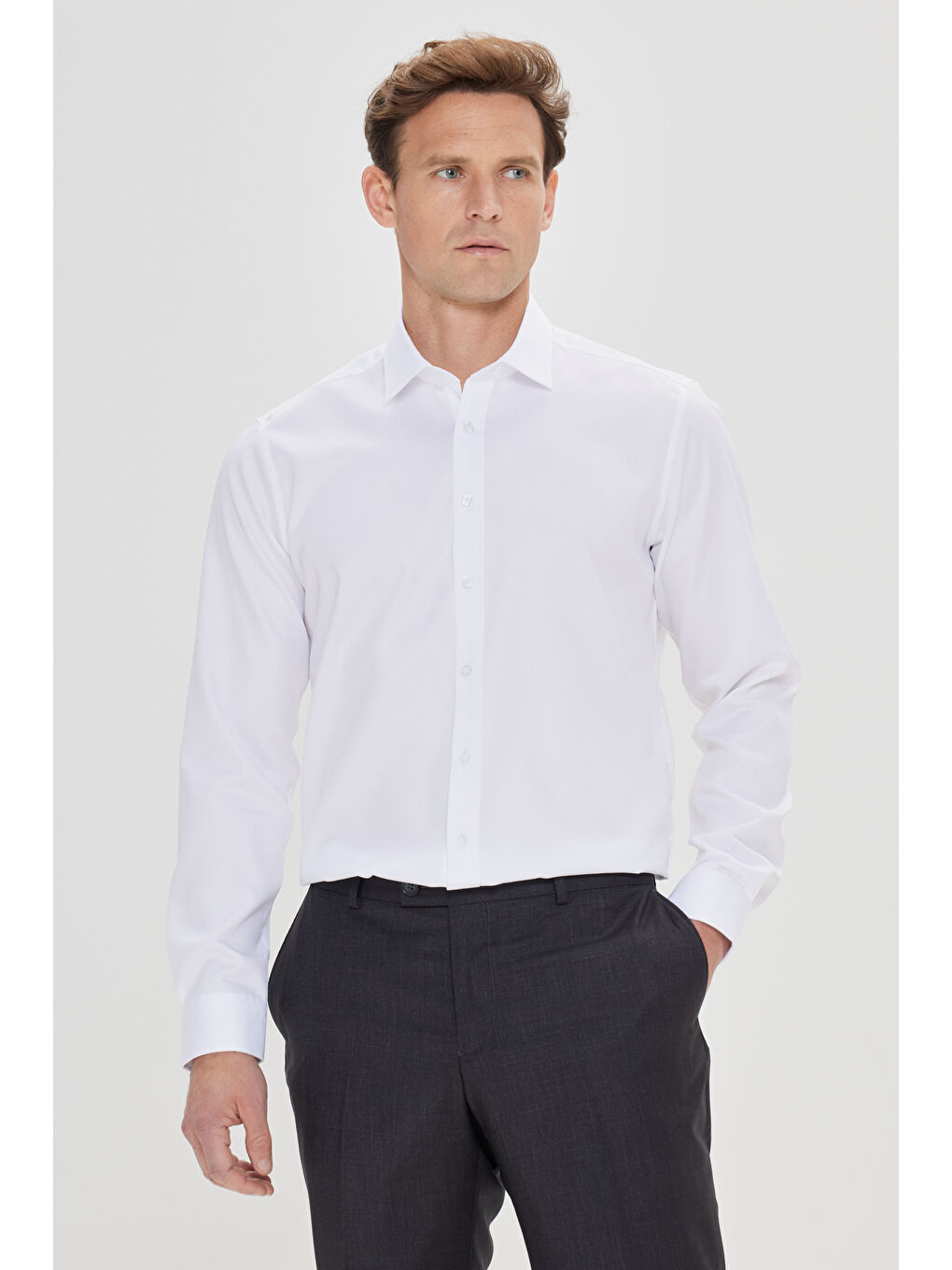 Erkek Beyaz Slim Fit Dar Kesim Klasik Yaka %100 Pamuk Ütü Gerektirmeyen Non-Iron Gömlek