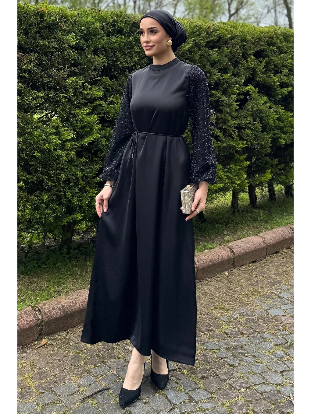 Siyah Kolları Güpürlü Taşlı Bel Bağcıklı Tesettür Saten Abiye Elbise