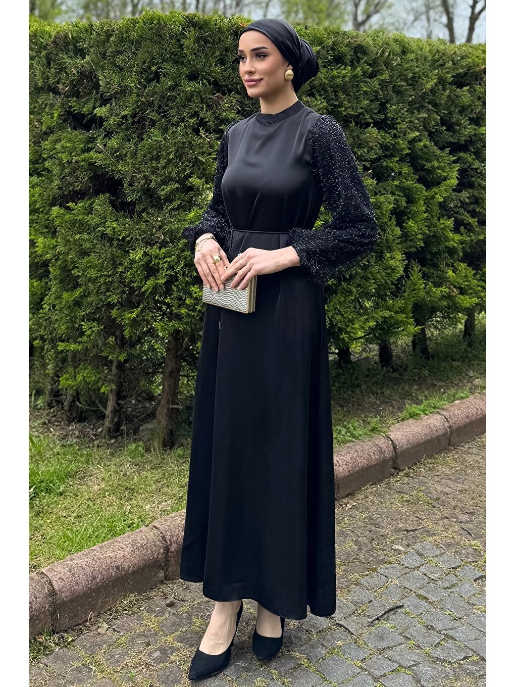 Siyah Kolları Güpürlü Taşlı Bel Bağcıklı Tesettür Saten Abiye Elbise-2