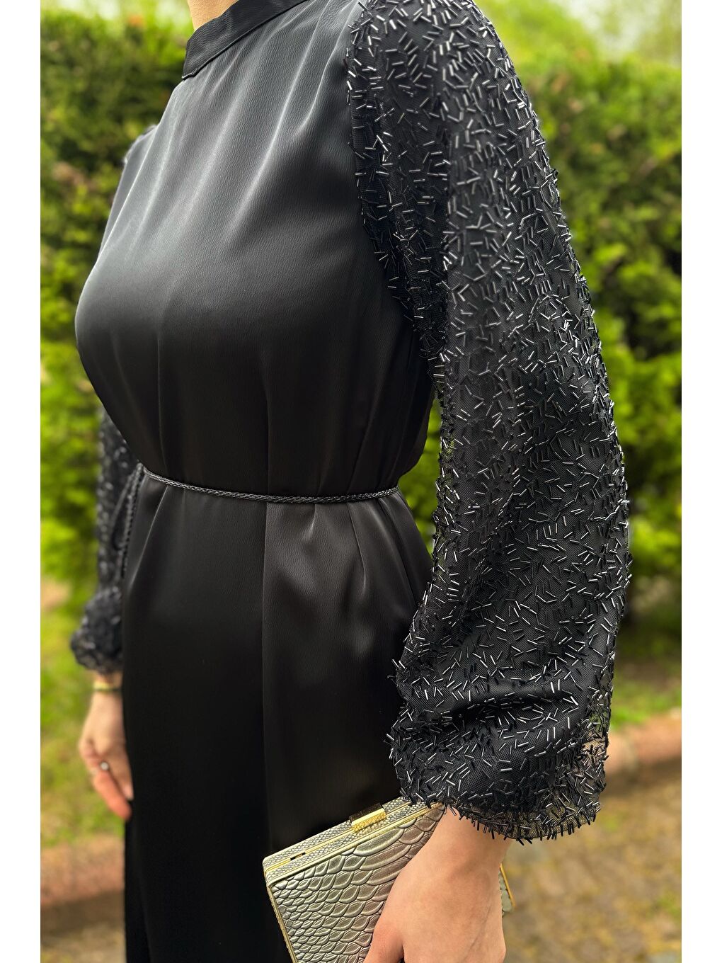 Siyah Kolları Güpürlü Taşlı Bel Bağcıklı Tesettür Saten Abiye Elbise-4