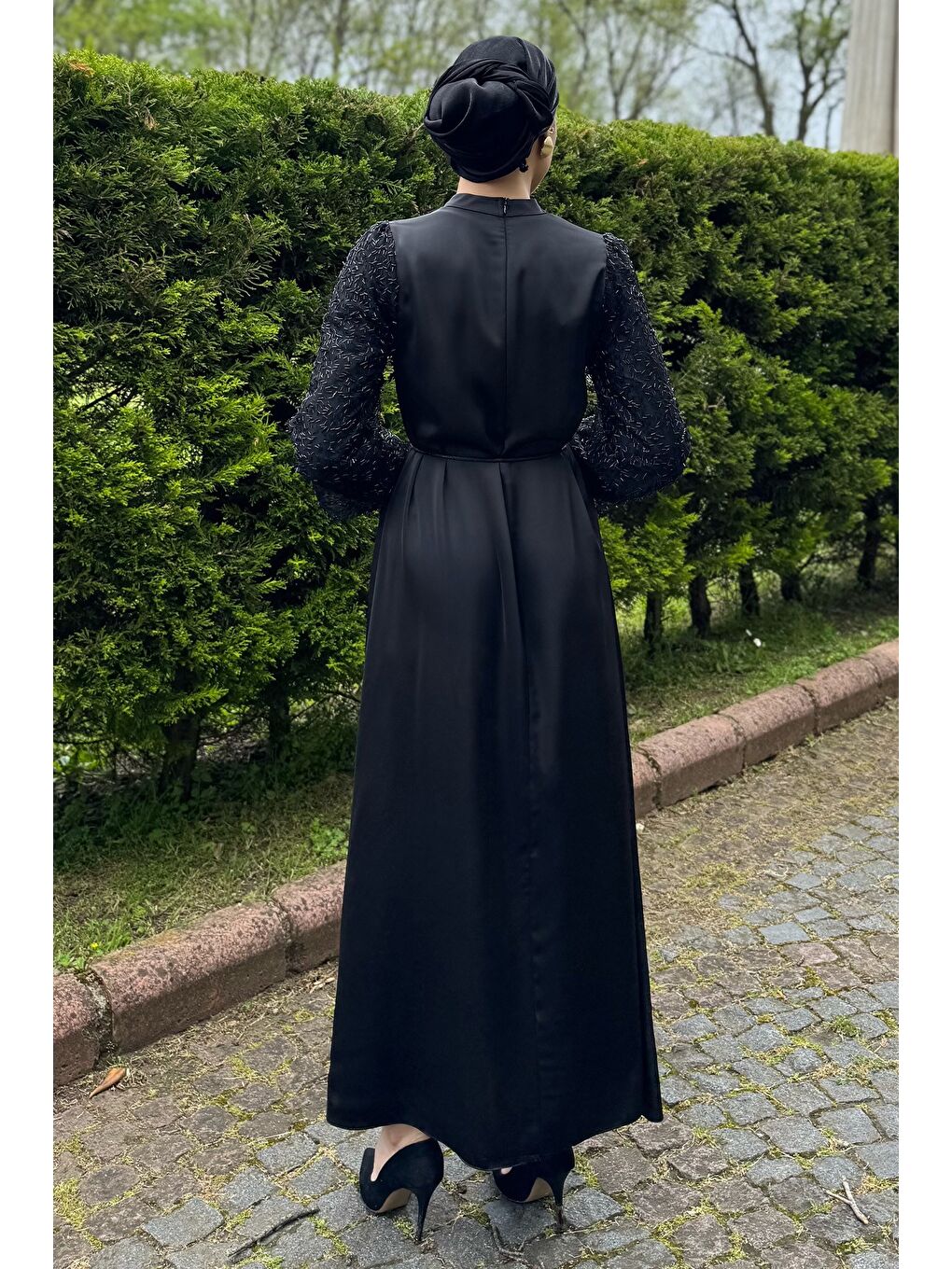 Siyah Kolları Güpürlü Taşlı Bel Bağcıklı Tesettür Saten Abiye Elbise-7