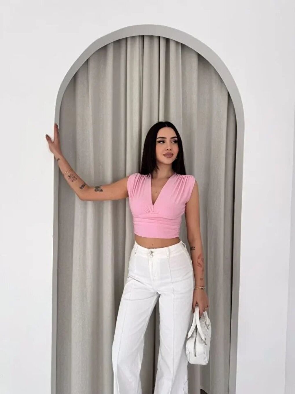 Vatkalı Kolsuz V Yaka Drapeli Crop Bluz Elastanlı Fit - Pembe-2
