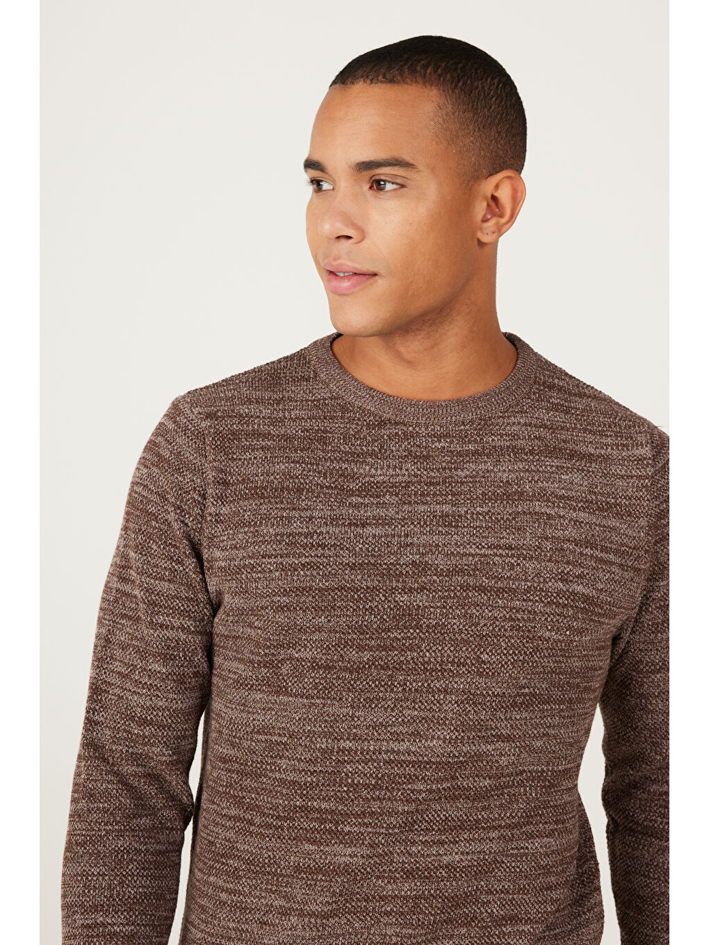 Kahverengi Erkek Kahve-Bej Recycle Standart Fit Normal Kesim Bisiklet Yaka Pirinç Örgü Desenli Triko-2