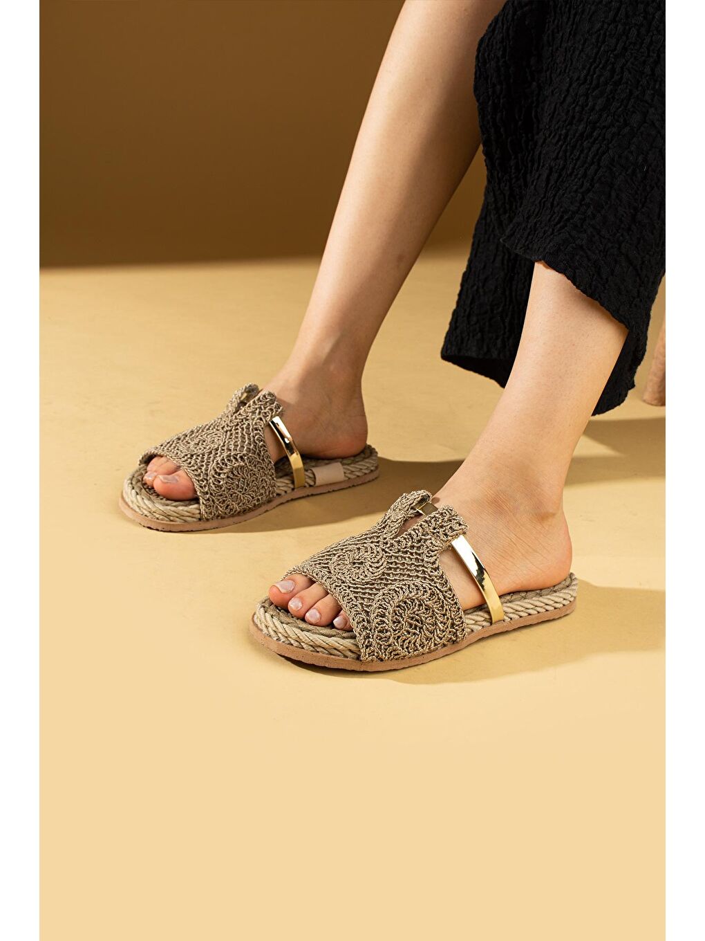 Bej Dantel İşlemeli Gold Şeritli Hasır Taban Kadın Terlik 48-37-24