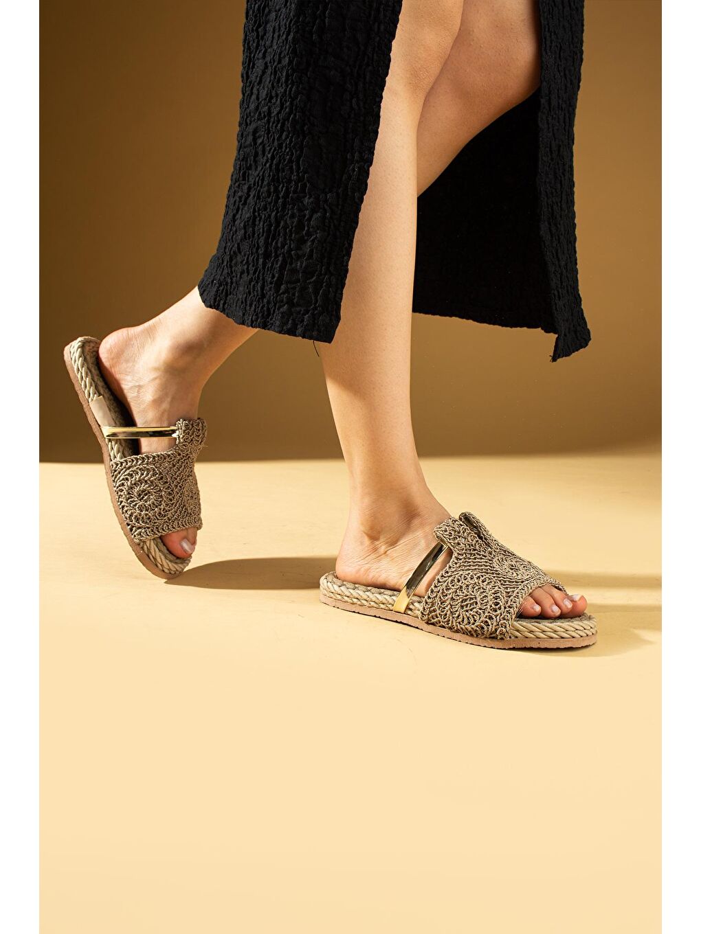 Bej Dantel İşlemeli Gold Şeritli Hasır Taban Kadın Terlik 48-37-24-2