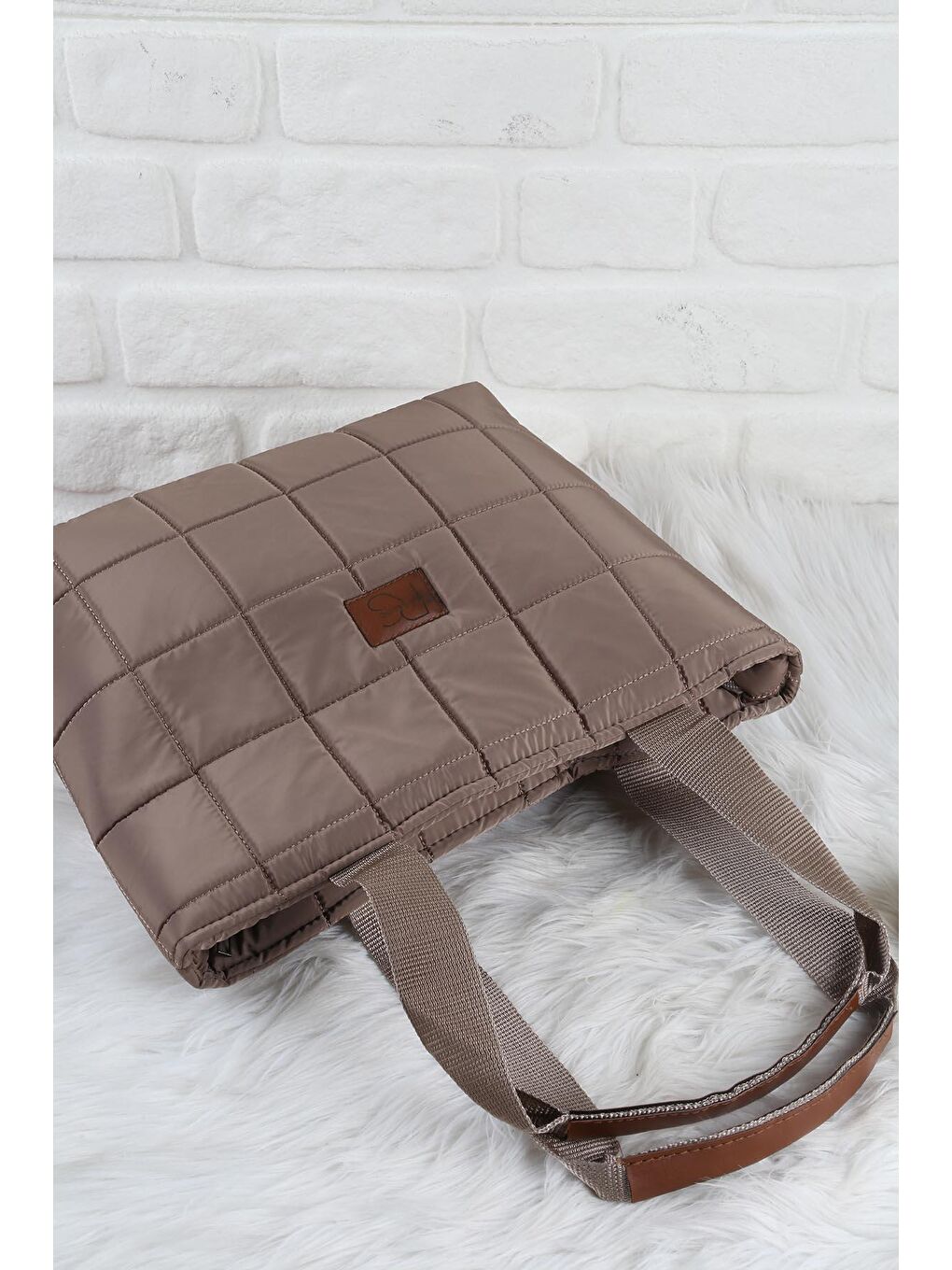 Bej Kapitone Rahat Kullanım Omuz Çantası-1