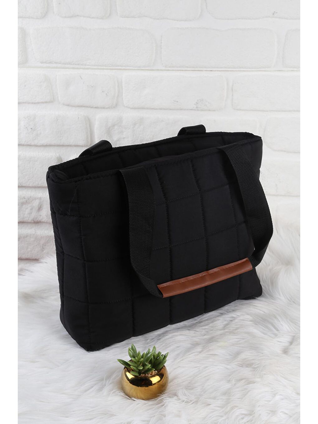 Siyah Kapitone Rahat Kullanım Omuz Çantası