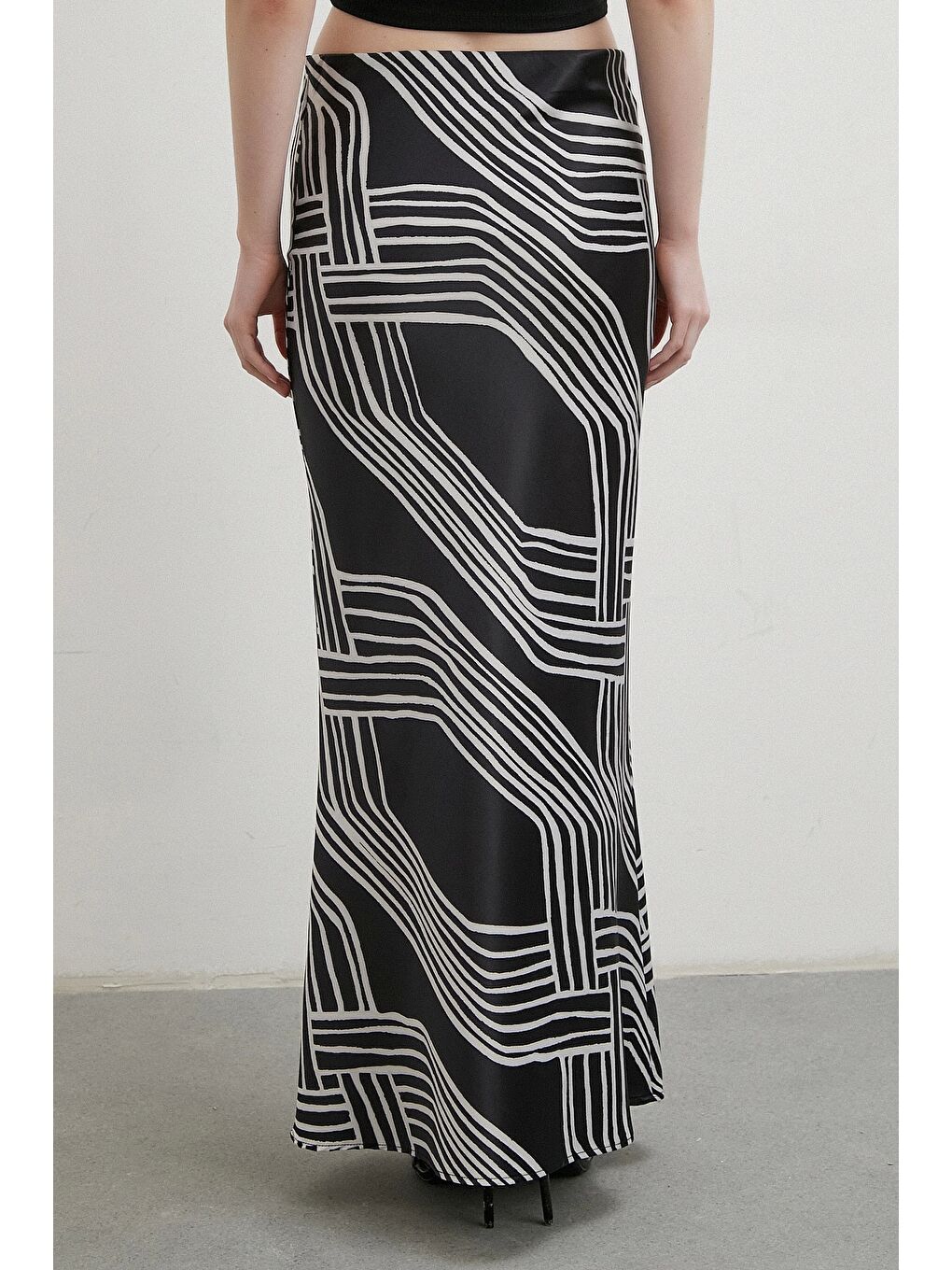 Desenli Maxi Verev Etek Siyah-4