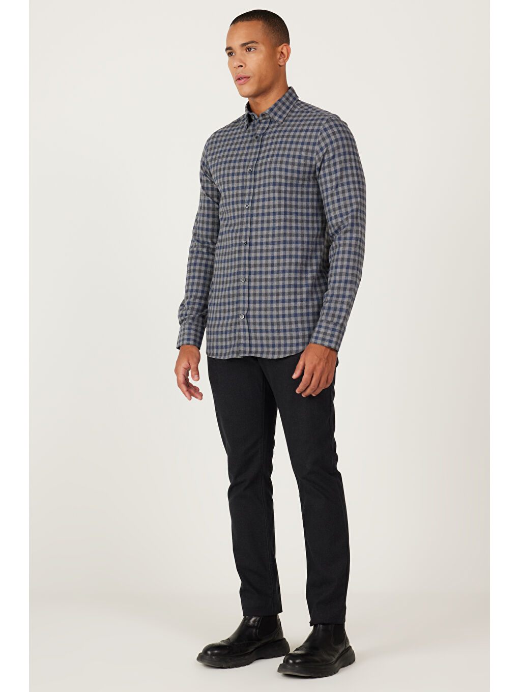Erkek Lacivert Slim Fit Dar Kesim Gizli Düğme Yaka Kareli Kalın Tuşeli Kışlık Gömlek-1