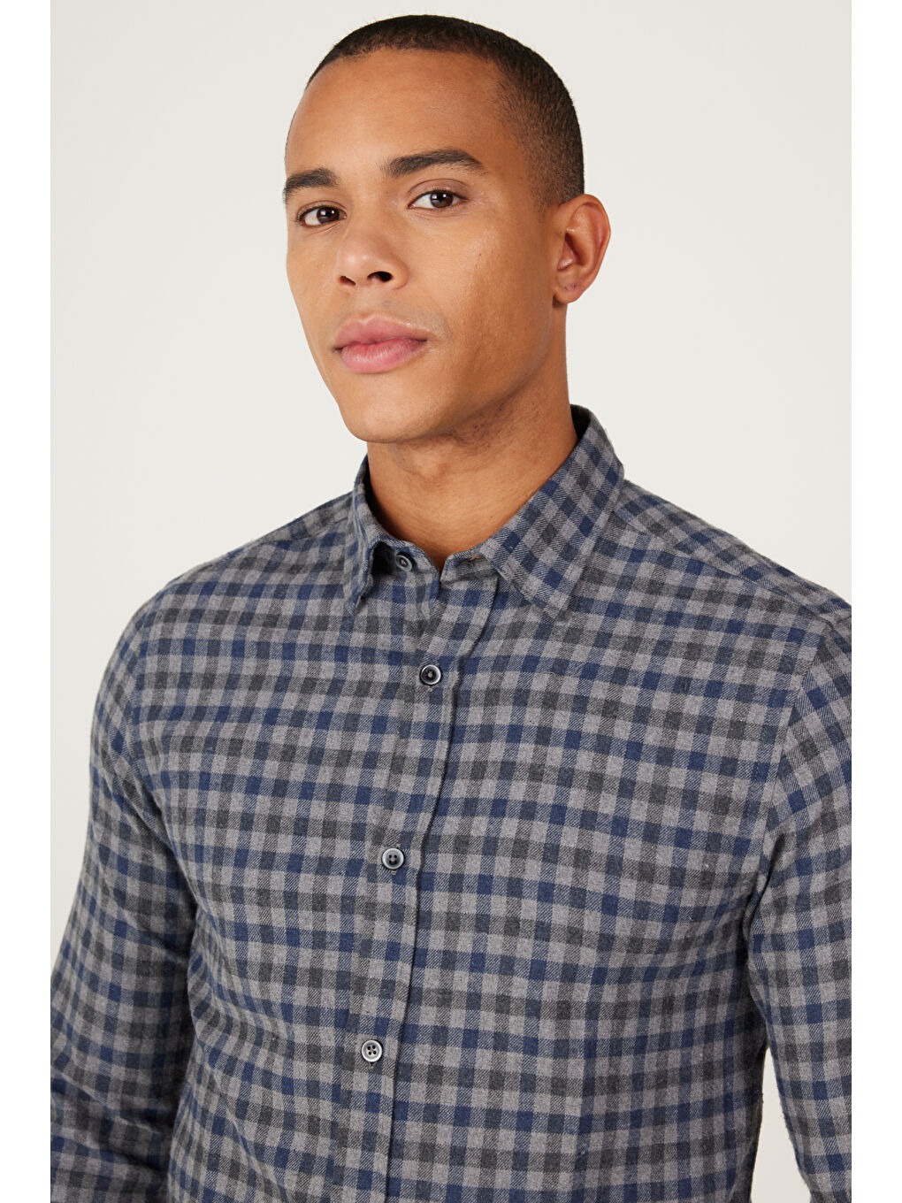 Erkek Lacivert Slim Fit Dar Kesim Gizli Düğme Yaka Kareli Kalın Tuşeli Kışlık Gömlek-3