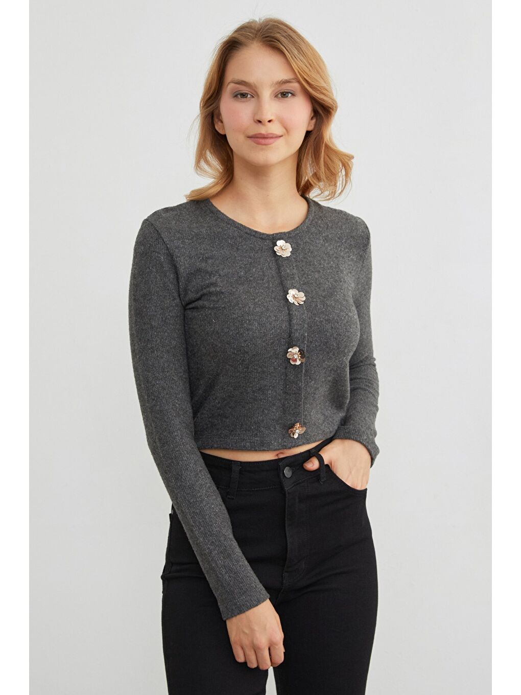 Gri Çiçek Aksesuarlı Bisiklet Yaka Bluz-1