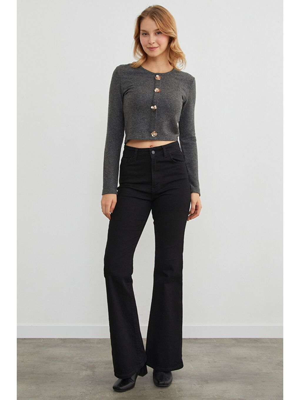 Gri Çiçek Aksesuarlı Bisiklet Yaka Bluz-2