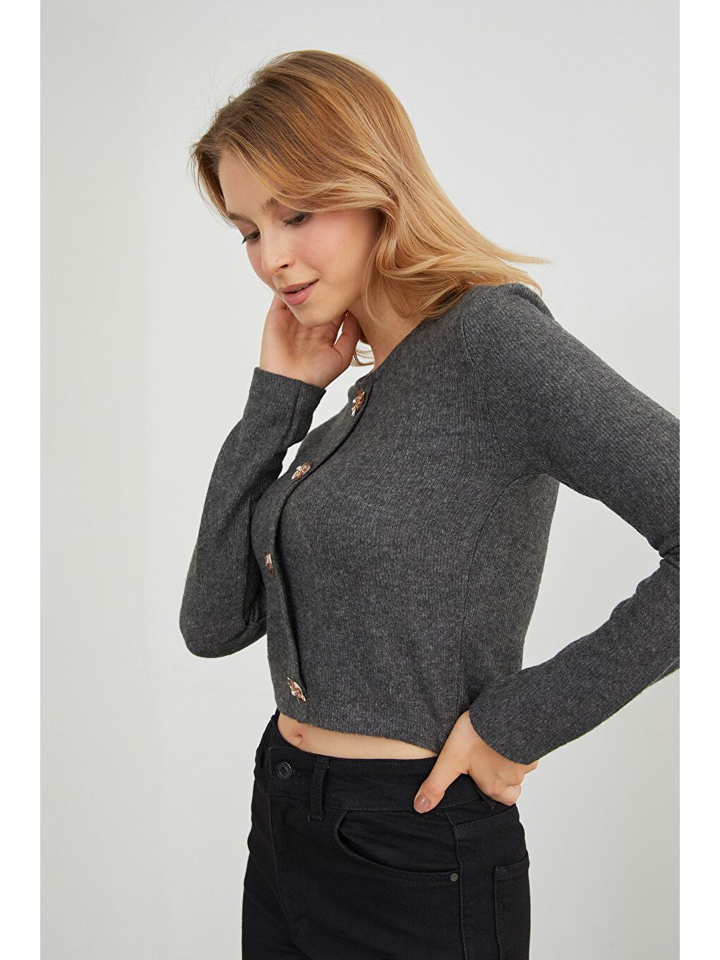 Gri Çiçek Aksesuarlı Bisiklet Yaka Bluz-4