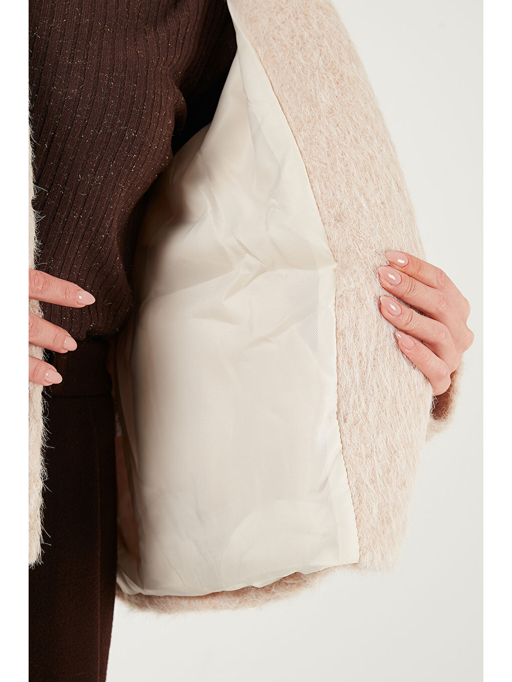 Bej Oversize Kruvaze Yaka Yumuşak Tüylü Düğmeli Astarlı Mont 6839659-5