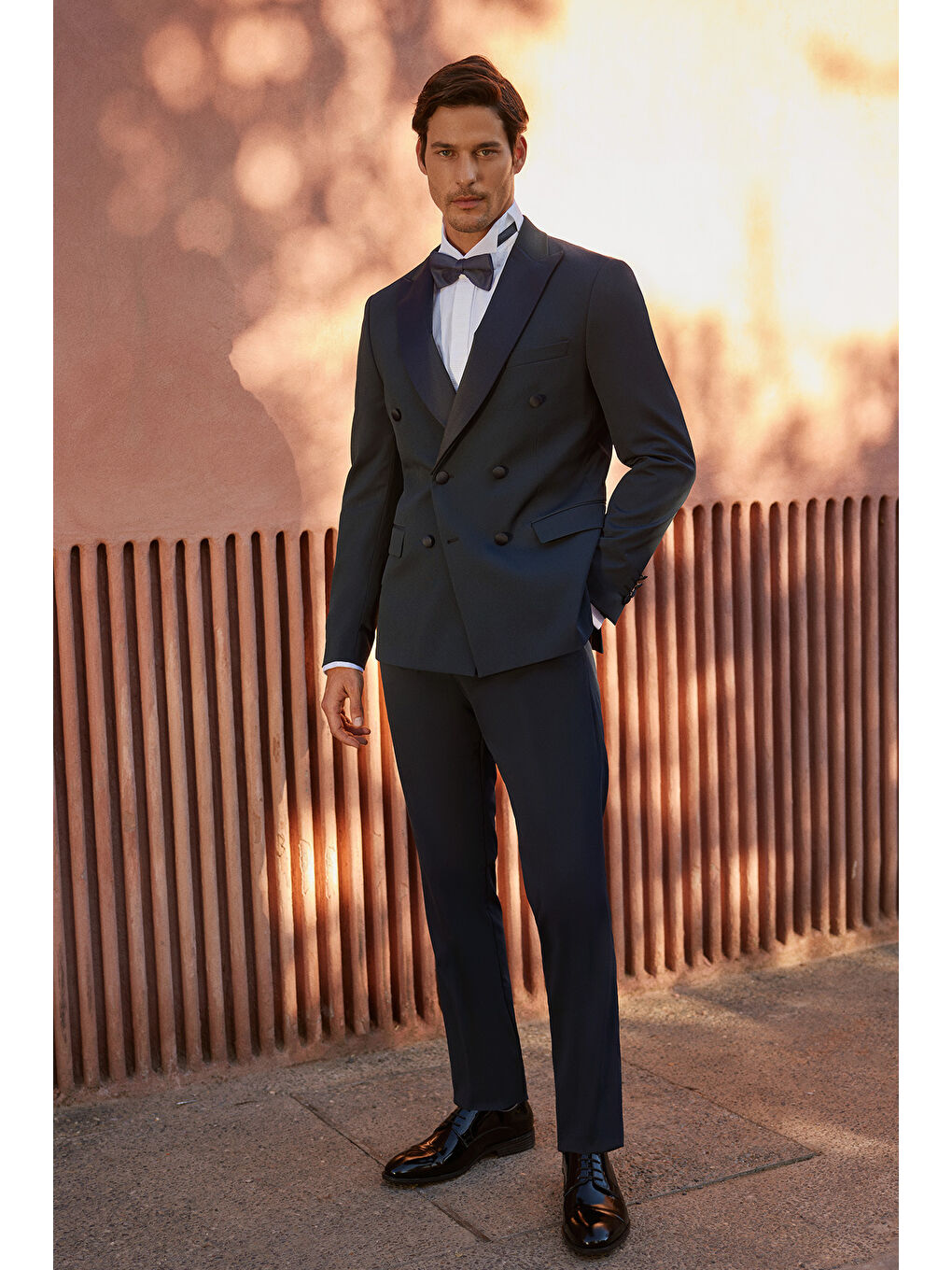 Erkek Lacivert Slim Fit Dar Kesim Kırlangıç Yaka Desenli Kruvaze Smokin Takım-1