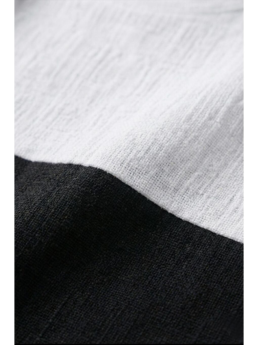 Siyah Reka Jakar Dokulu Panel Detaylı Slim Fit Bisiklet Erkek Yaka Tişört-1