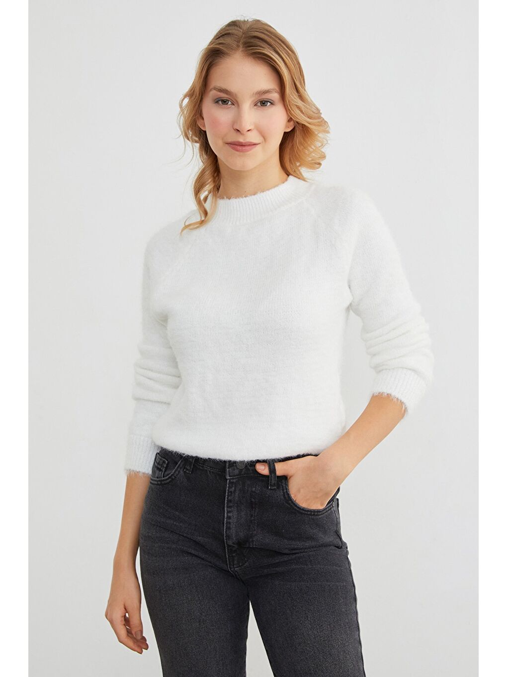 Beyaz Dik Yaka Sakallı Kazak