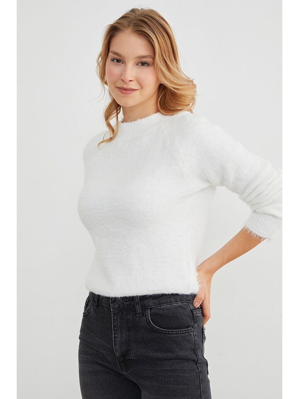 Beyaz Dik Yaka Sakallı Kazak-1