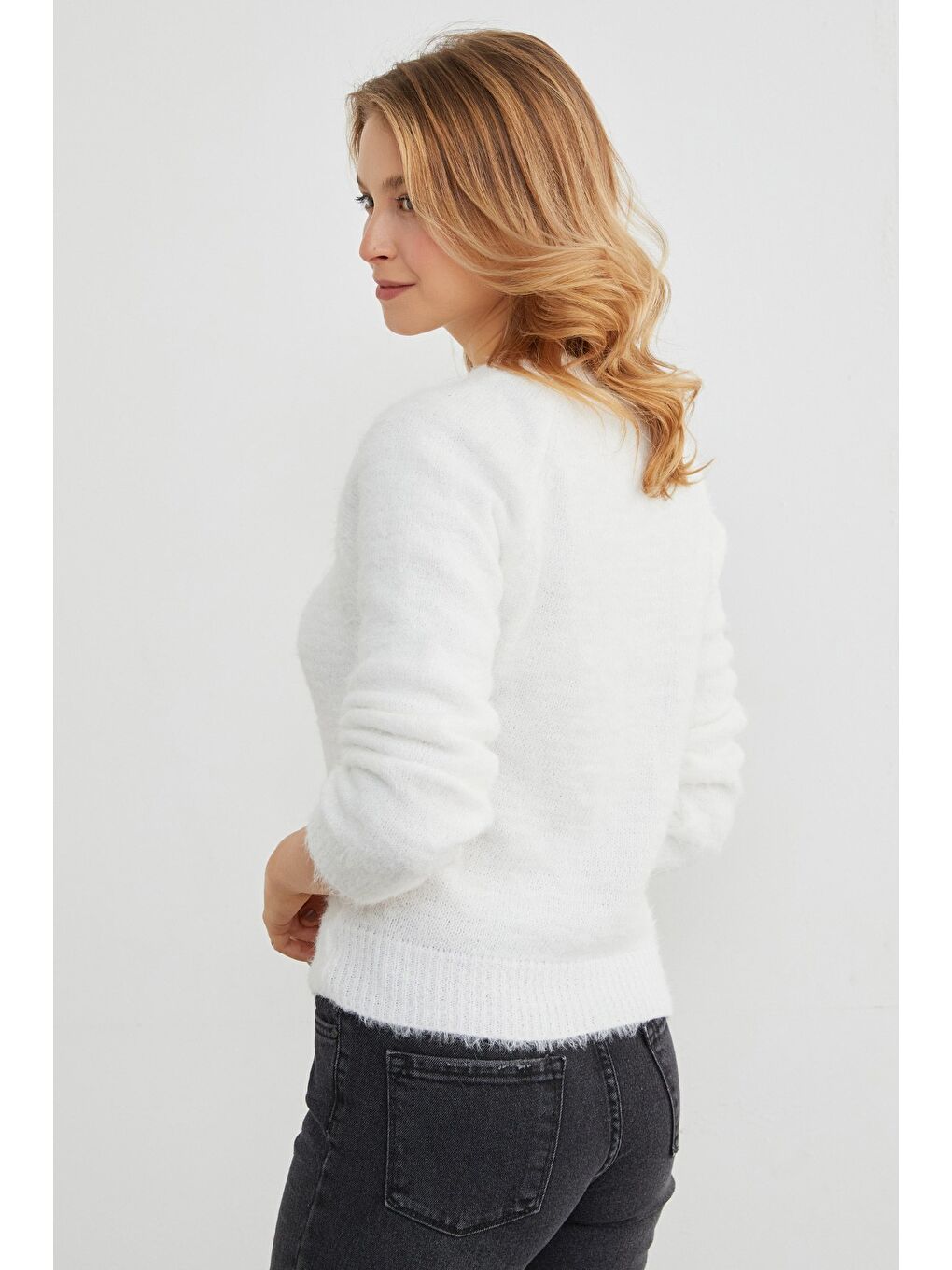 Beyaz Dik Yaka Sakallı Kazak-2