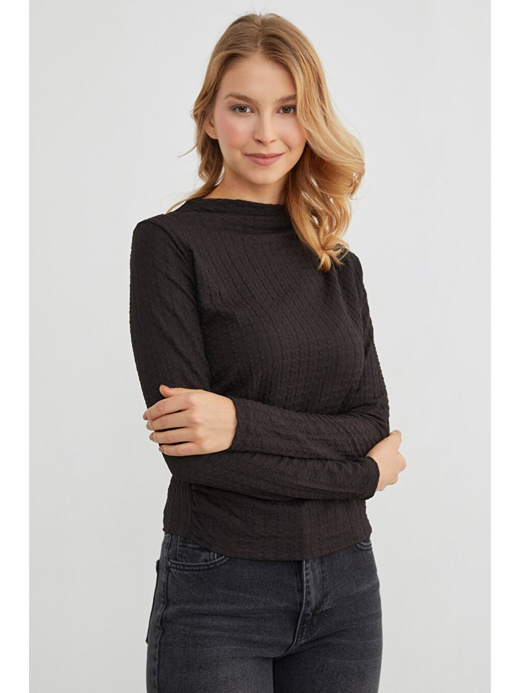 Siyah Gofre Kumaş Dik Yaka Drapeli Bluz-1