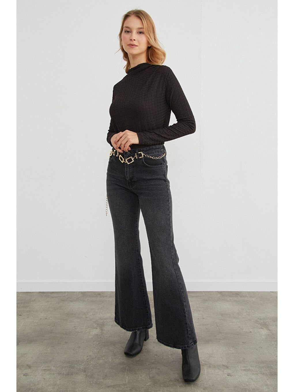 Siyah Gofre Kumaş Dik Yaka Drapeli Bluz-2