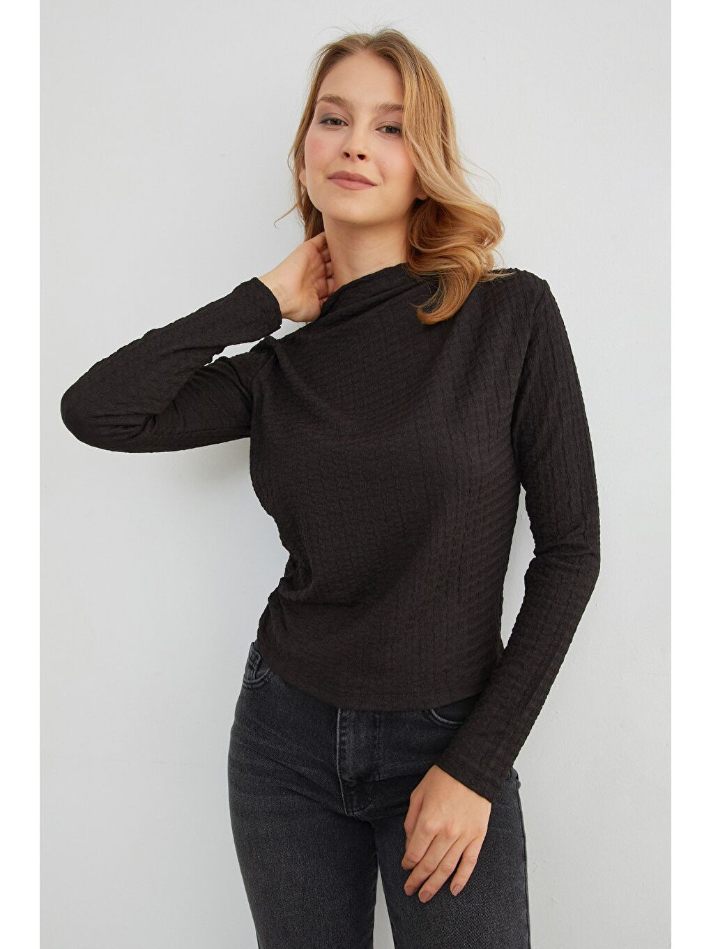 Siyah Gofre Kumaş Dik Yaka Drapeli Bluz-3