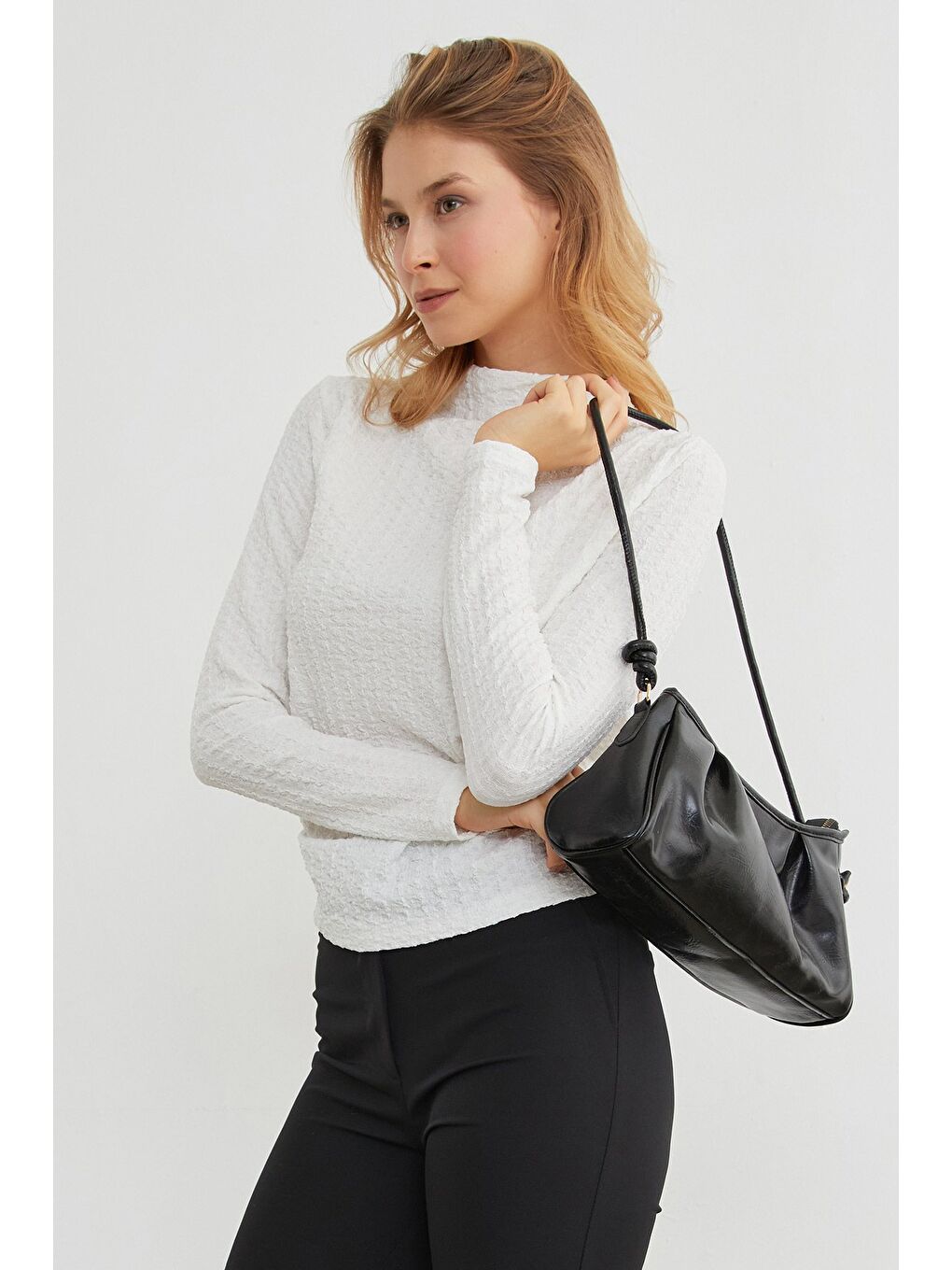 Beyaz Gofre Kumaş Dik Yaka Drapeli Bluz-1