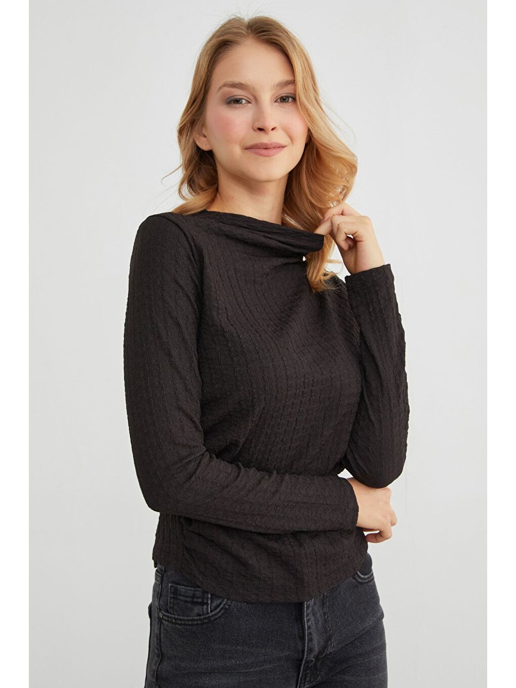 Siyah Gofre Kumaş Dik Yaka Drapeli Bluz-4