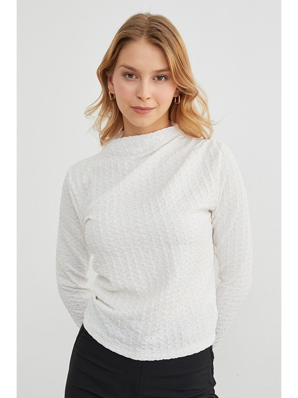 Beyaz Gofre Kumaş Dik Yaka Drapeli Bluz-2