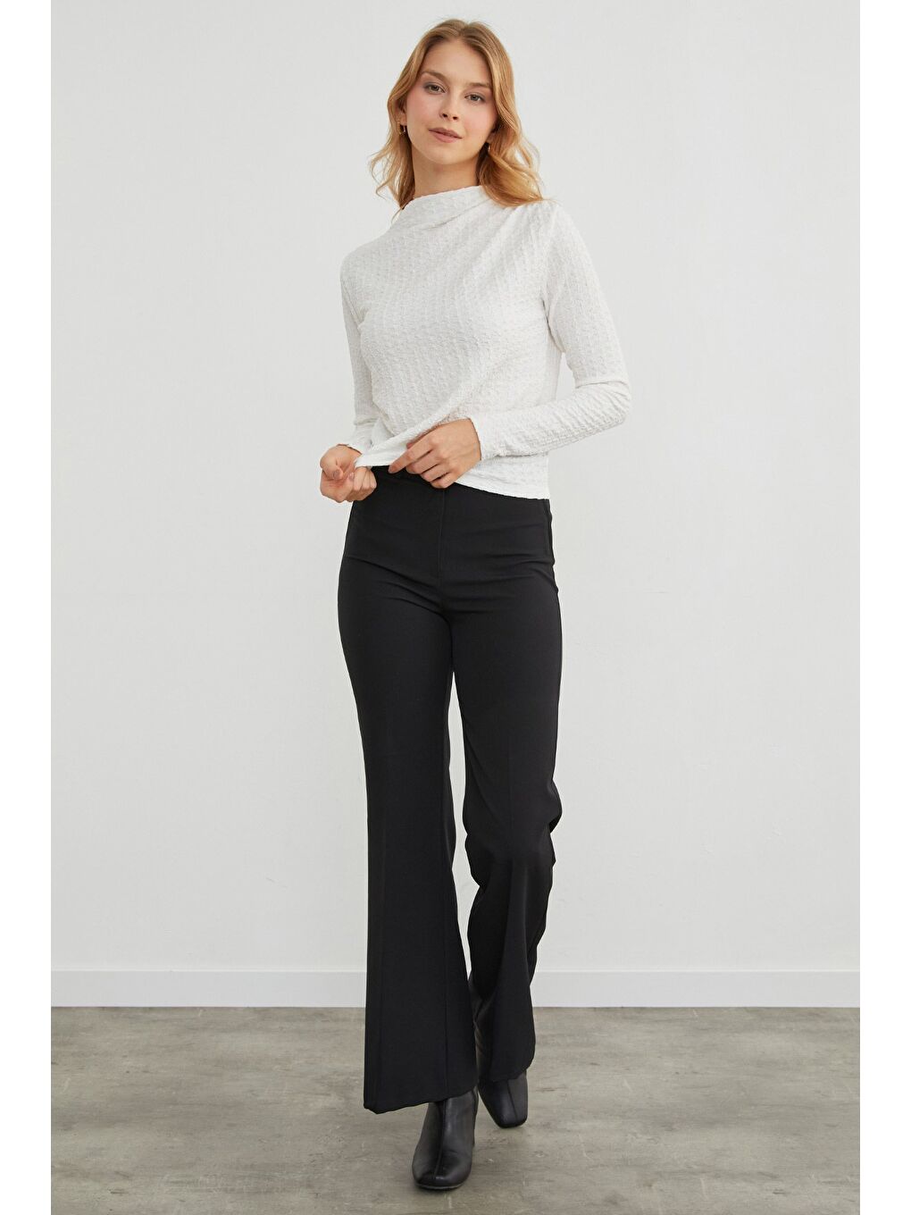 Beyaz Gofre Kumaş Dik Yaka Drapeli Bluz-3