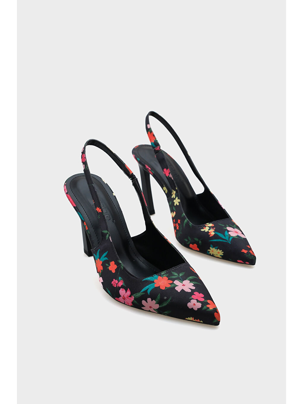 Siyah Rebeca Arkası Açık Sivri Burunlu Yüksek Topuklu Çiçek Desenli Kadın Ayakkabı-1