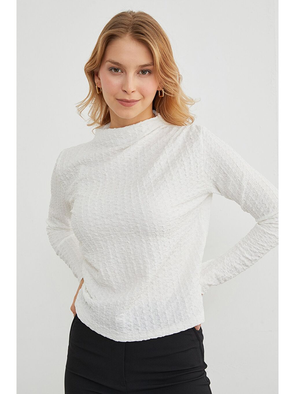 Beyaz Gofre Kumaş Dik Yaka Drapeli Bluz-4