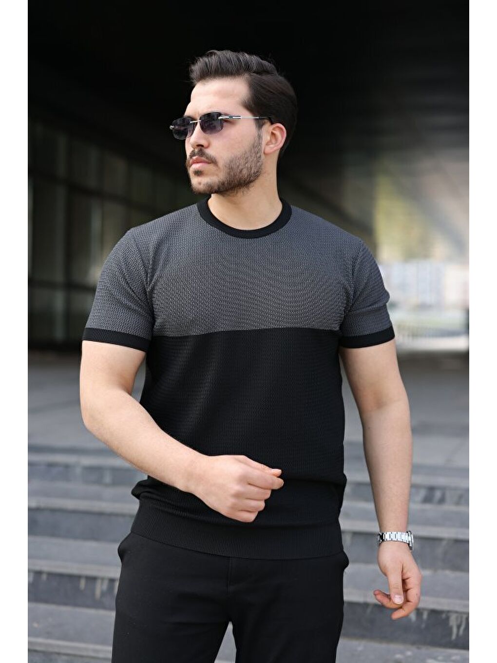 Siyah Erkek Renk Bloklu Bisiklet Yaka Kısa Kollu Triko Tişört