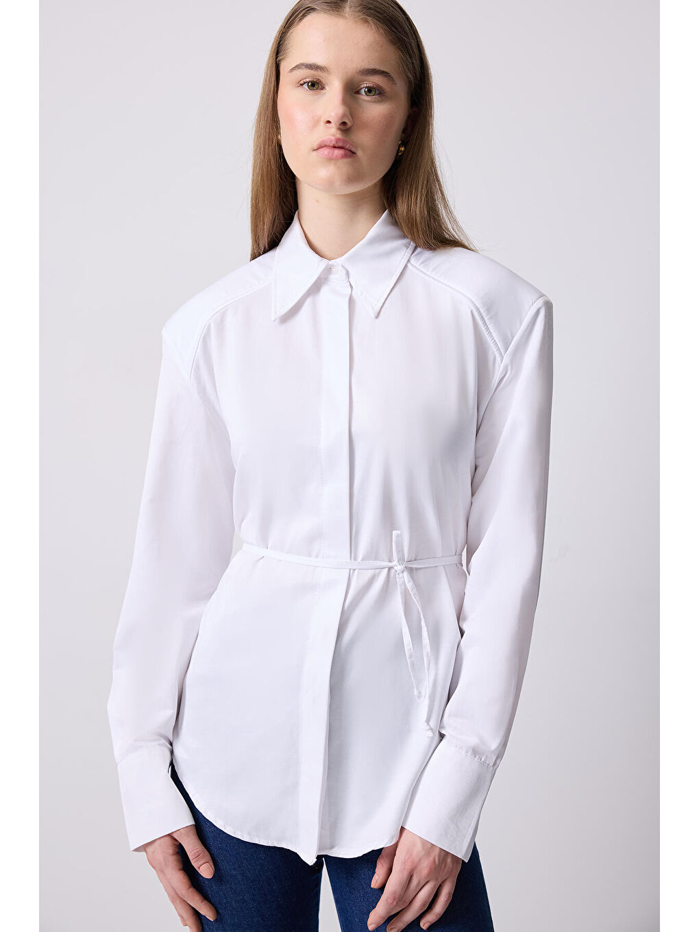 Beyaz Biye Kemerli Vatkalı Gömlek-1