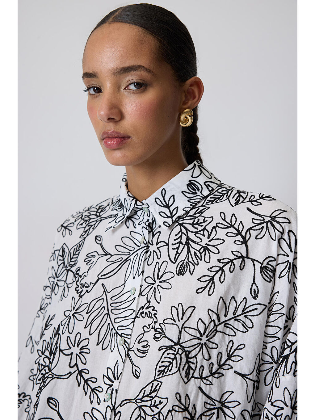 Siyah Nakış Detaylı Gömlek-4