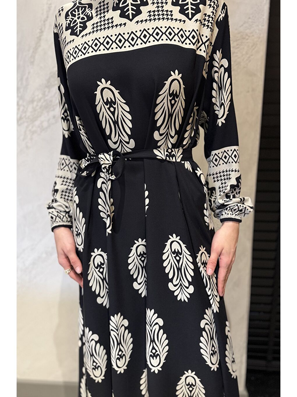 Siyah Kadın Bel Kuşaklı Desenli Büyük Beden Tesettür Viskon Elbise-4