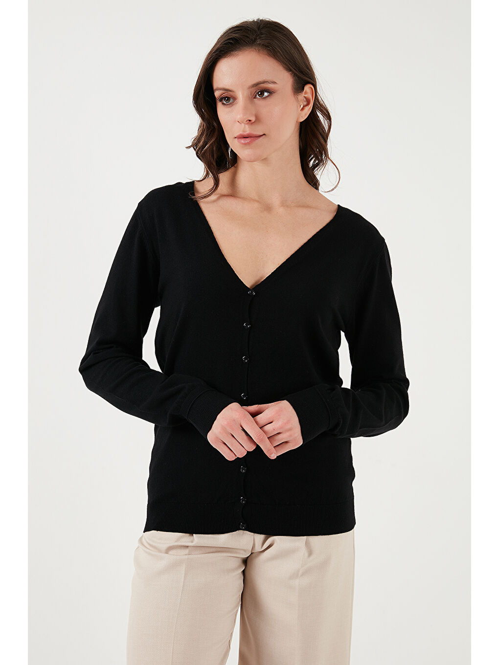 Siyah Regular Fit V Yaka Düğmeli Hırka 25K0781K1