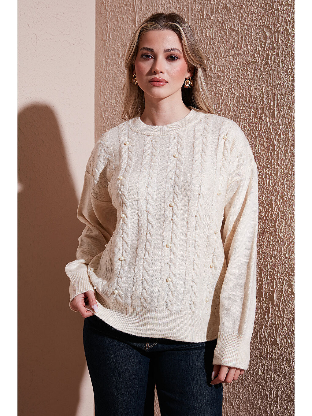 Ekru Regular Fit Bisiklet Yaka İnci Detaylı Kadın Kazak 25K0144K1