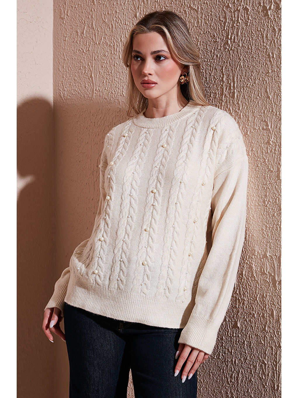 Ekru Regular Fit Bisiklet Yaka İnci Detaylı Kadın Kazak 25K0144K1-1