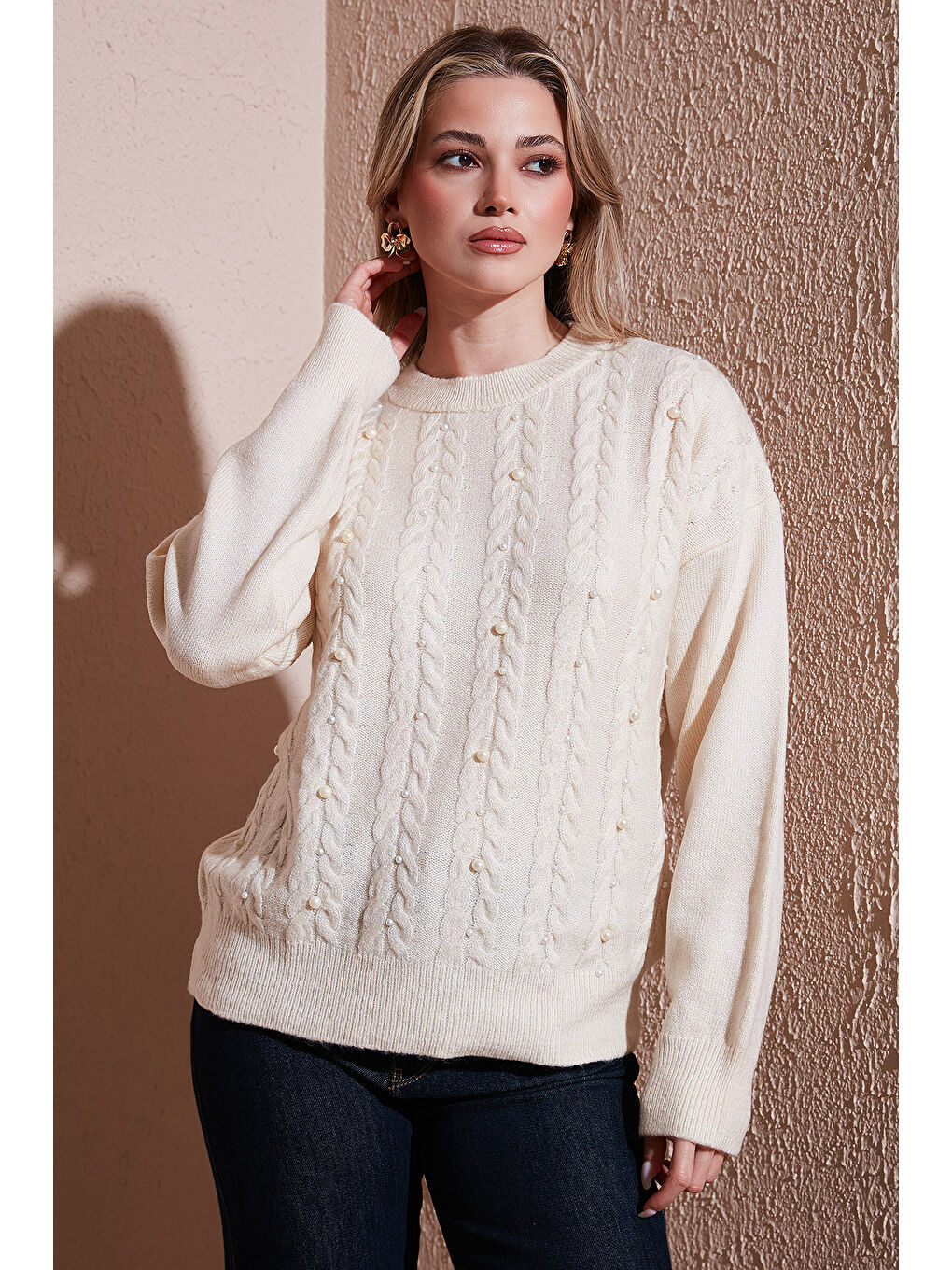 Ekru Regular Fit Bisiklet Yaka İnci Detaylı Kadın Kazak 25K0144K1-2