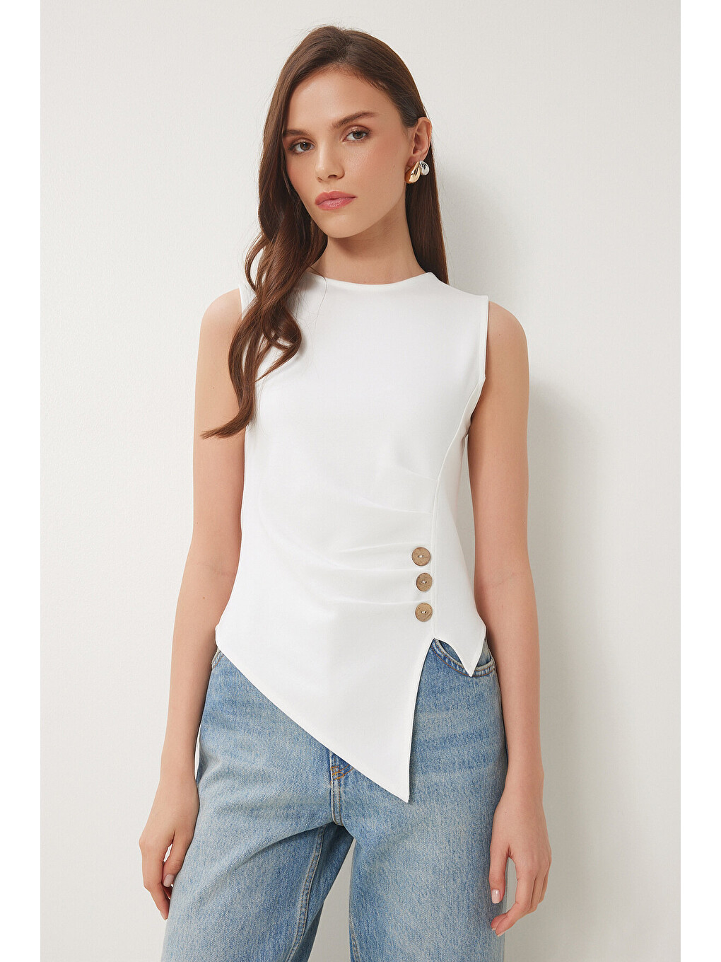 Beyaz Düğmeli Büzgülü Asimetrik Kesim Örme Bluz KEMİK LFW0006-1