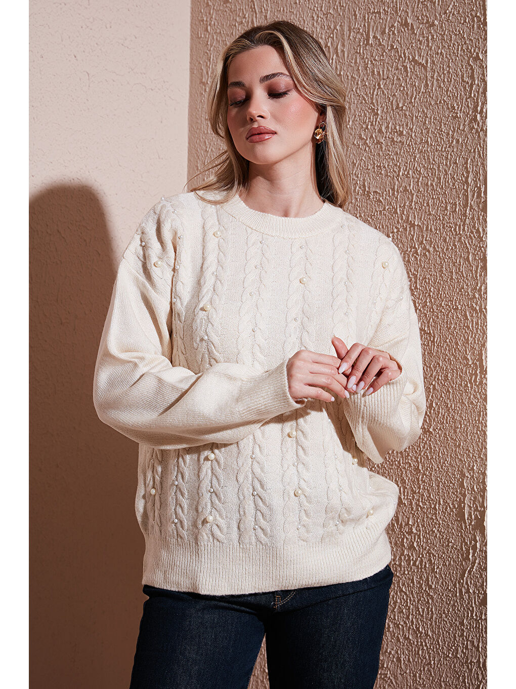 Ekru Regular Fit Bisiklet Yaka İnci Detaylı Kadın Kazak 25K0144K1-3