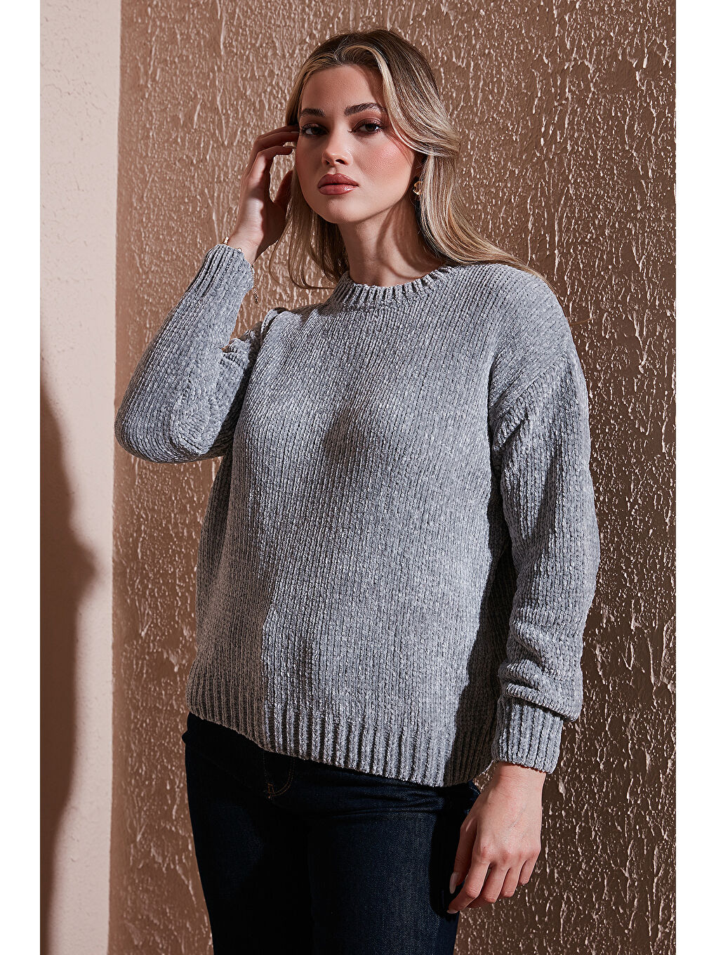 Gri Regular Fit Bisiklet Yaka Şönil Kazak 25K0160K1-2