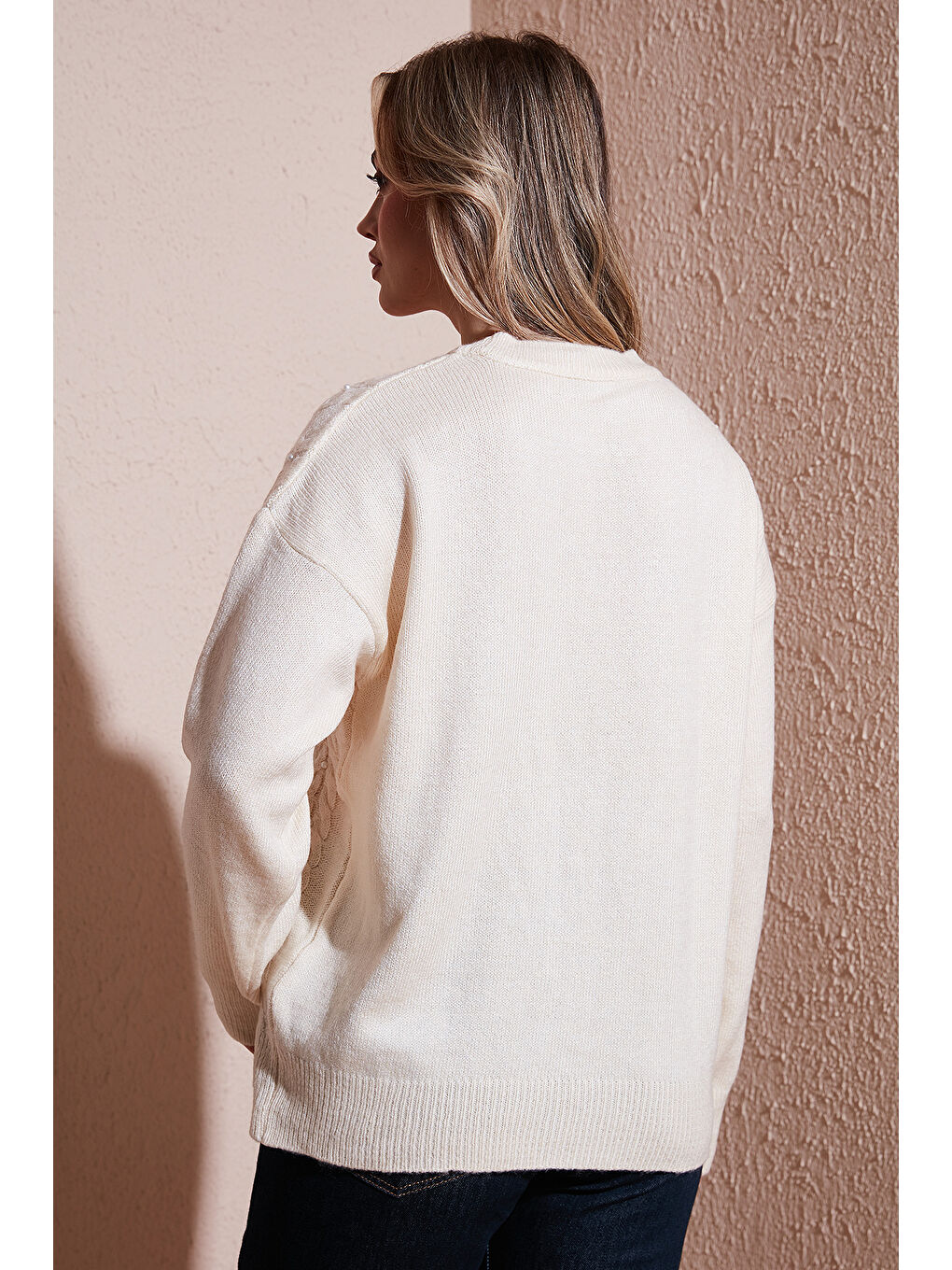 Ekru Regular Fit Bisiklet Yaka İnci Detaylı Kadın Kazak 25K0144K1-4