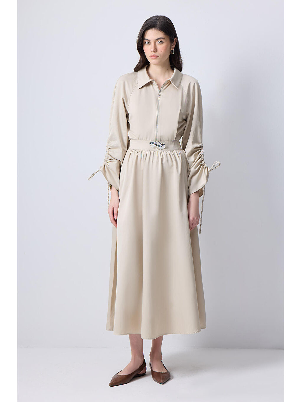 Bej Kolu Büzgülü Metal Broşlu Elbise