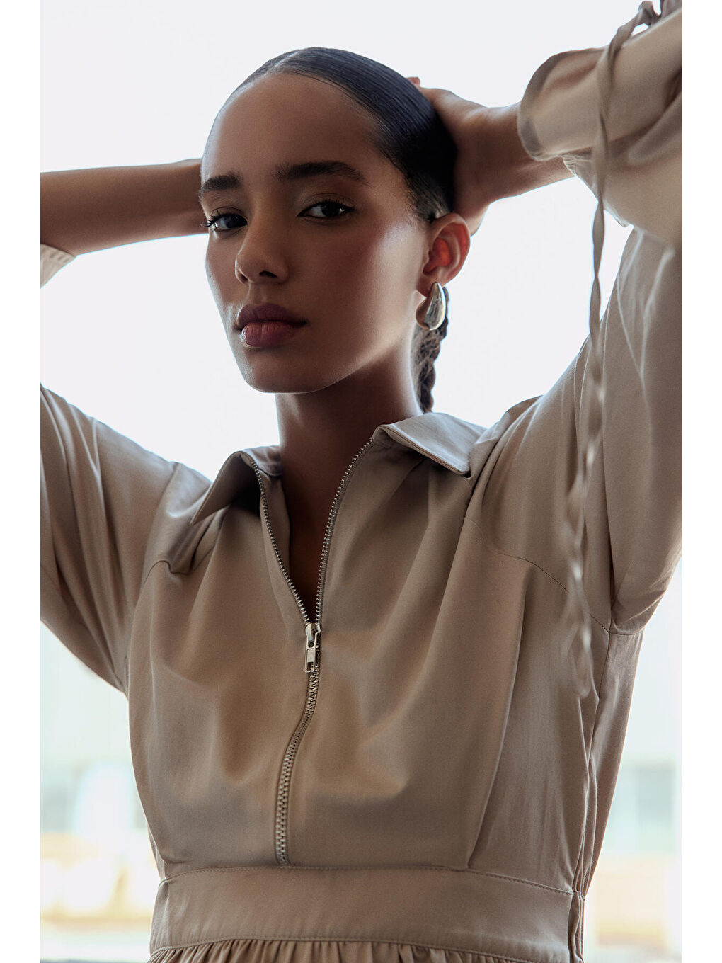 Bej Kolu Büzgülü Metal Broşlu Elbise-1