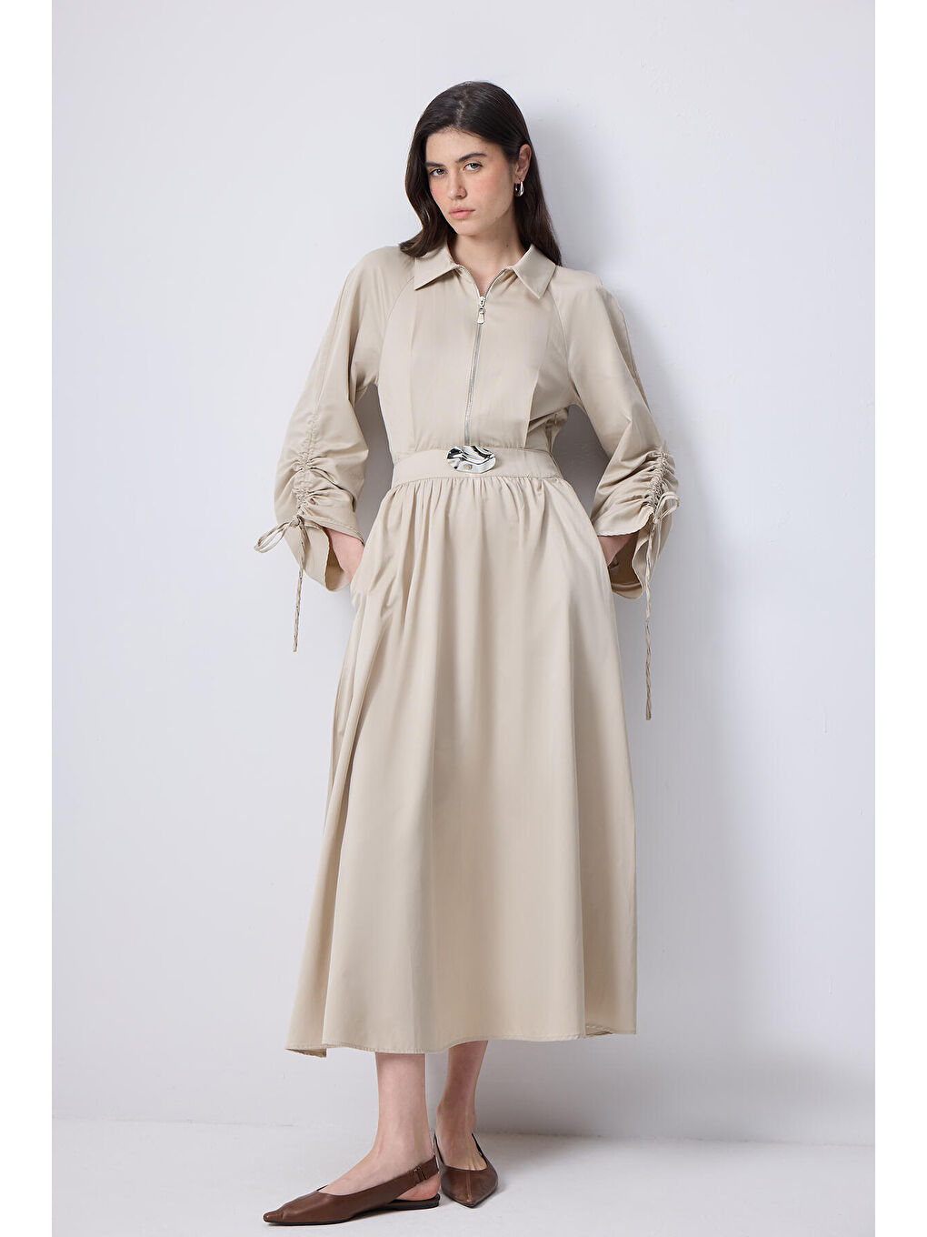 Bej Kolu Büzgülü Metal Broşlu Elbise-2